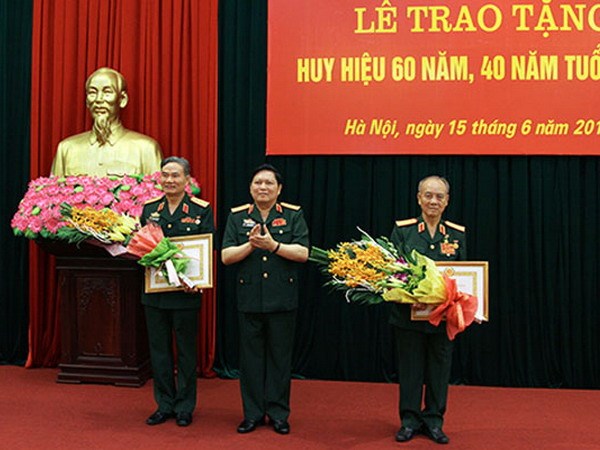 Trao huy hiệu Đảng cho 2 nguy&ecirc;n tướng lĩnh qu&acirc;n đội cấp cao