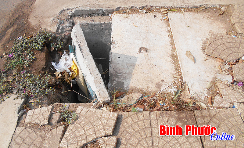 1km đường 18 cống tho&aacute;t nước bị hư hỏng