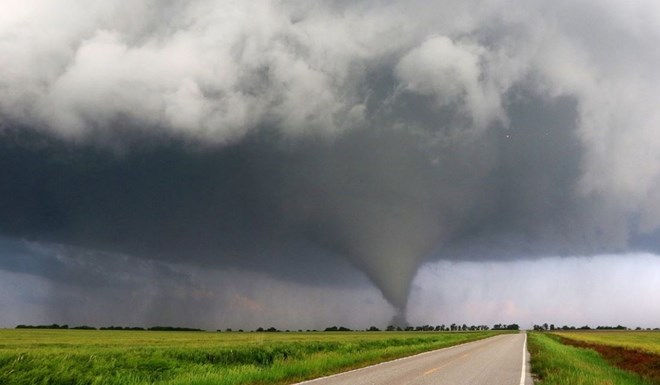 Lốc xoáy kinh hoàng kéo dài 90 phút càn quét qua nước Mỹ