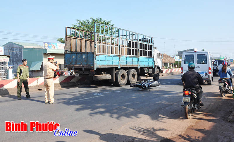 2 vụ tai nạn với &ocirc;t&ocirc; tải giờ cao điểm
