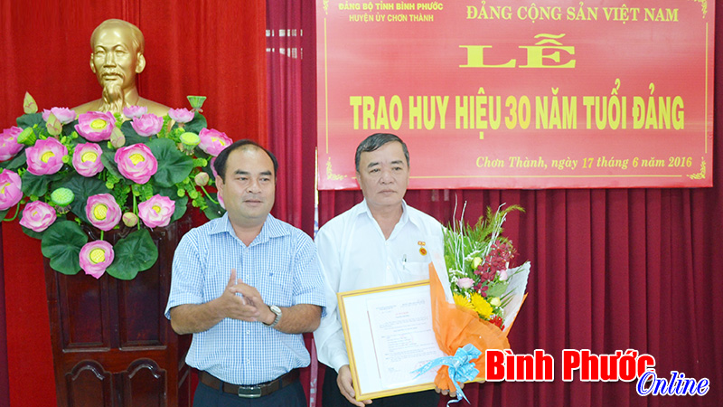 Trao tặng huy hiệu 30 năm tuổi Đảng cho đồng ch&iacute; Nguyễn Ch&aacute;t