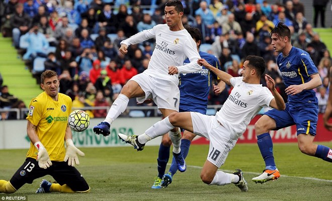 Real "phả hơi nóng" vào Barcelona sau chiến thắng hủy diệt