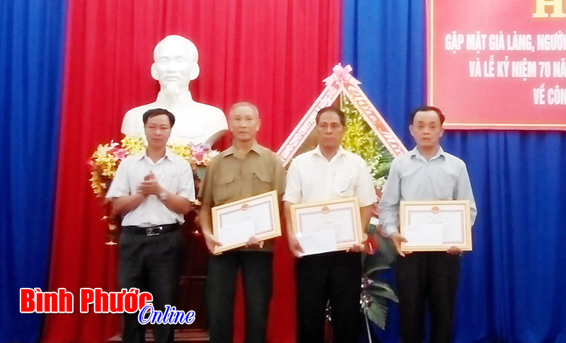 Đồng Ph&uacute; họp mặt gi&agrave; l&agrave;ng, người c&oacute; uy t&iacute;n trong đồng b&agrave;o d&acirc;n tộc thiểu số