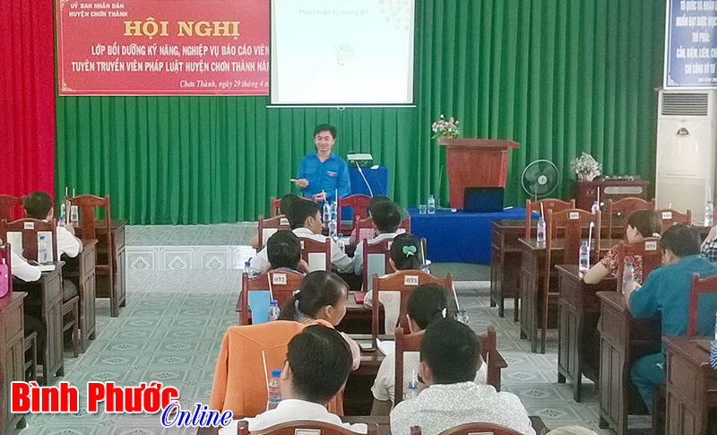 90 c&aacute;n bộ, b&aacute;o c&aacute;o vi&ecirc;n được bồi dưỡng kỹ năng tuy&ecirc;n truyền ph&aacute;p luật