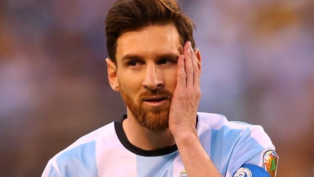 Tổng thống Argentina yêu cầu bảo vệ danh thủ Lionel Messi