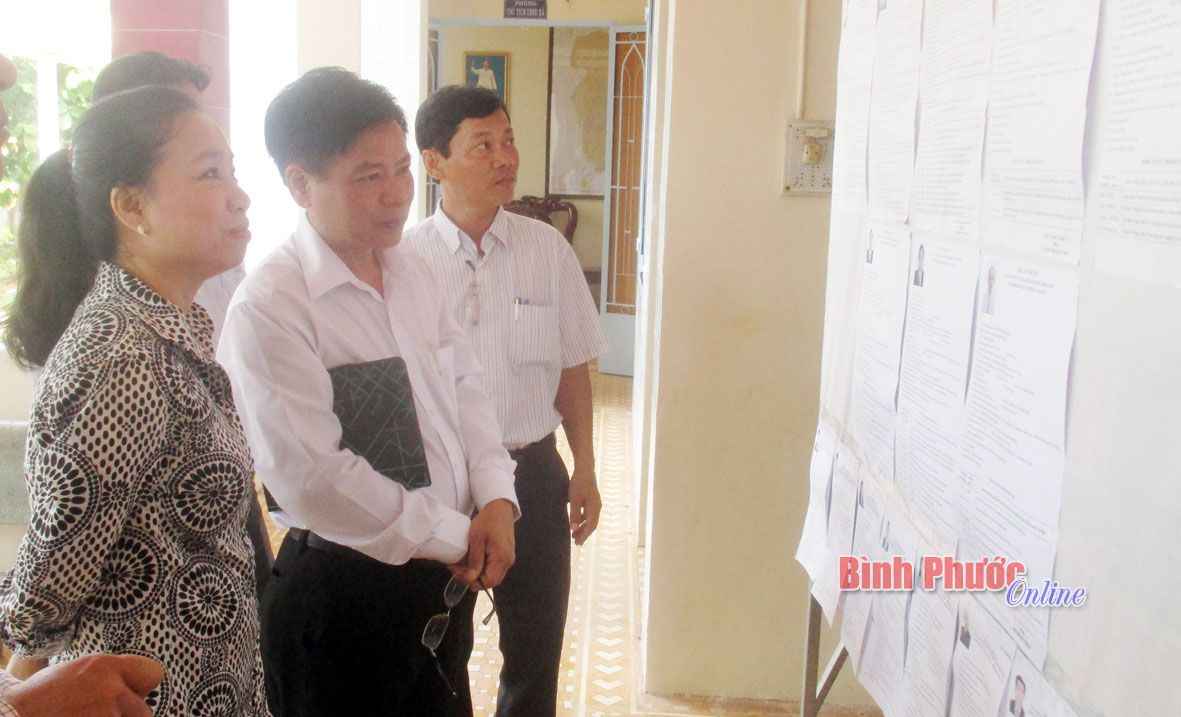 Trưởng ban D&acirc;n vận Tỉnh ủy kiểm tra c&ocirc;ng t&aacute;c chuẩn bị bầu cử tại Chơn Th&agrave;nh