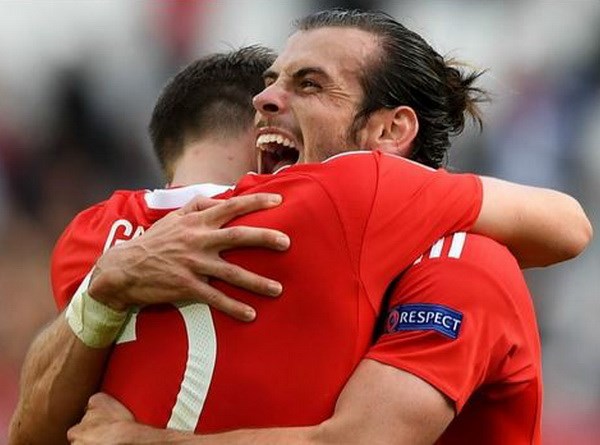 EURO 2016: Cú sút phạt tuyệt đẹp của Gareth Bale đi vào lịch sử