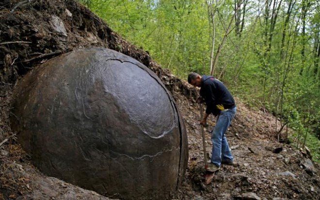 Tranh cãi kịch liệt quanh khối cầu đá bí ẩn trong rừng ở Bosnia