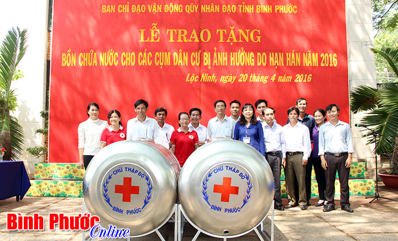 Bàn giao 100 bồn chứa nước nhân đạo