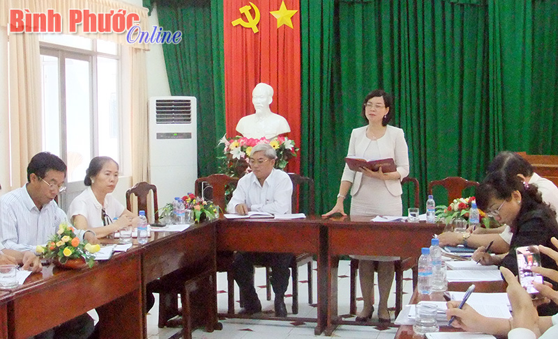 Trưởng ban Tuy&ecirc;n gi&aacute;o Tỉnh ủy Trần Tuyết Minh l&agrave;m việc với B&aacute;o B&igrave;nh Phước