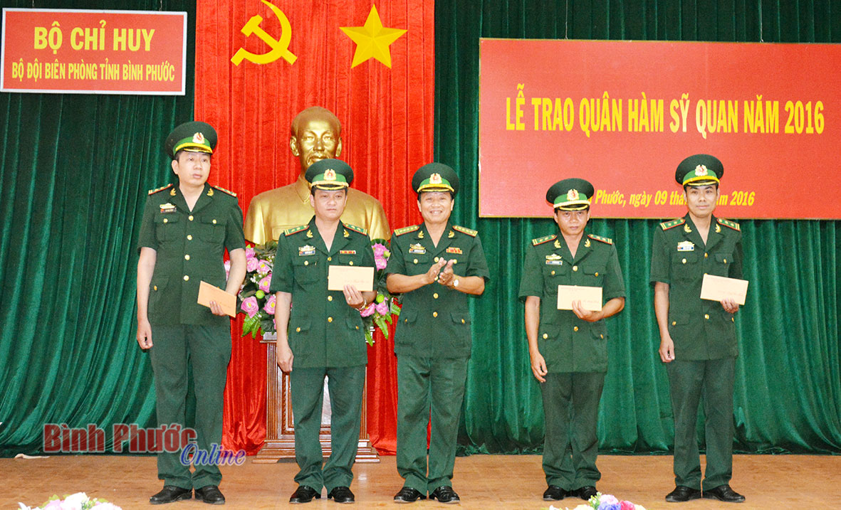 74 sĩ quan bi&ecirc;n ph&ograve;ng được thăng qu&acirc;n h&agrave;m, n&acirc;ng lương