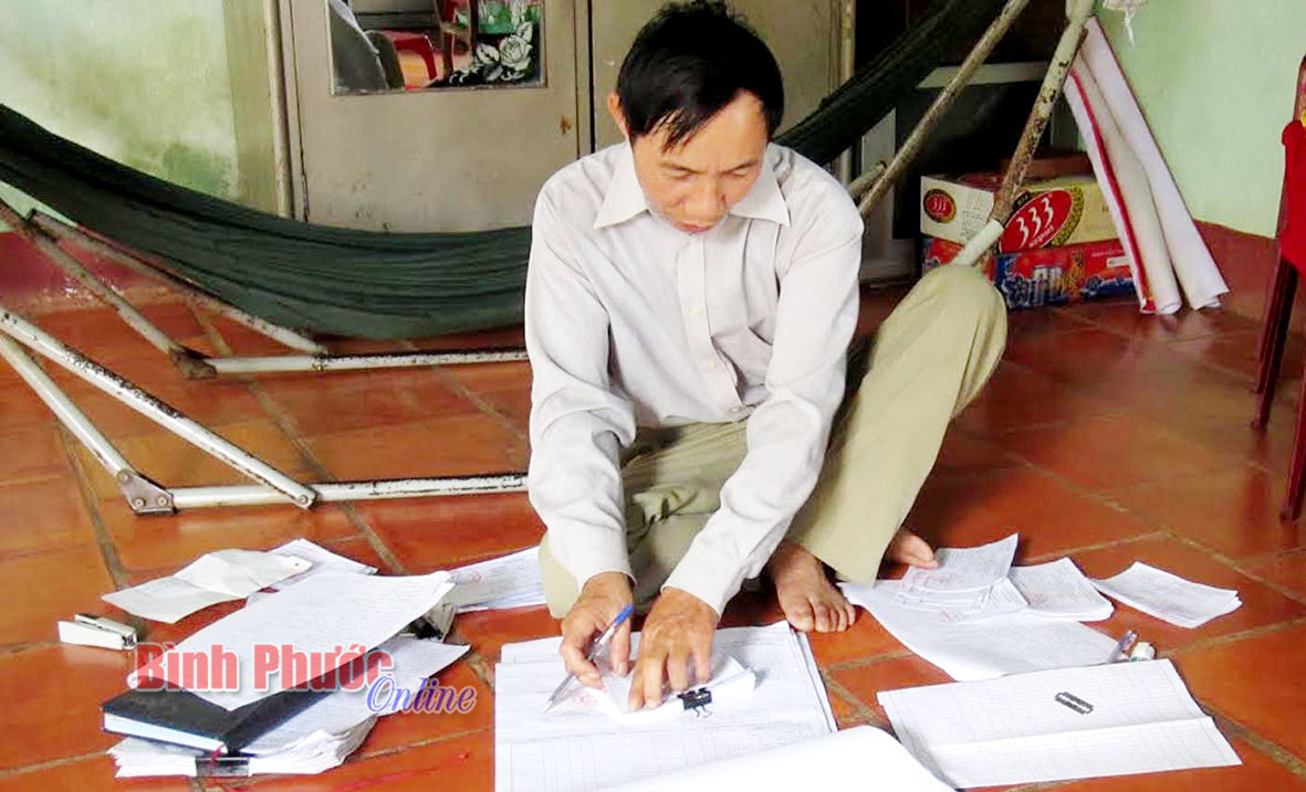 Nh&agrave; bị tốc m&aacute;i, trưởng khu phố g&aacute;c việc ri&ecirc;ng để lo cho bầu cử