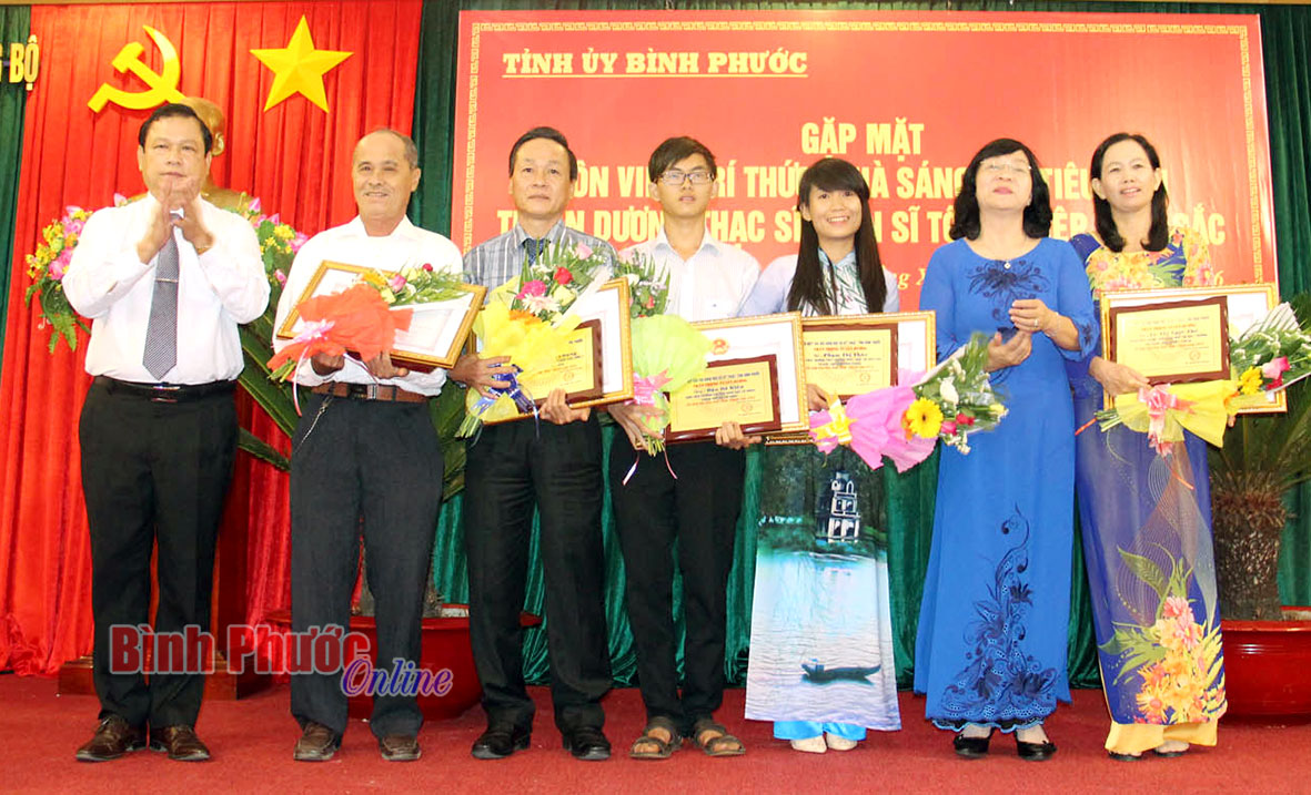 “Đánh thức” các nhà báo
