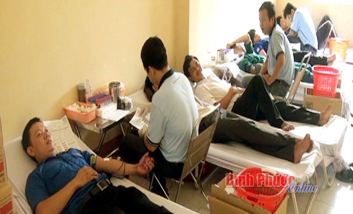 Trên 300 người hiến máu tình nguyện 