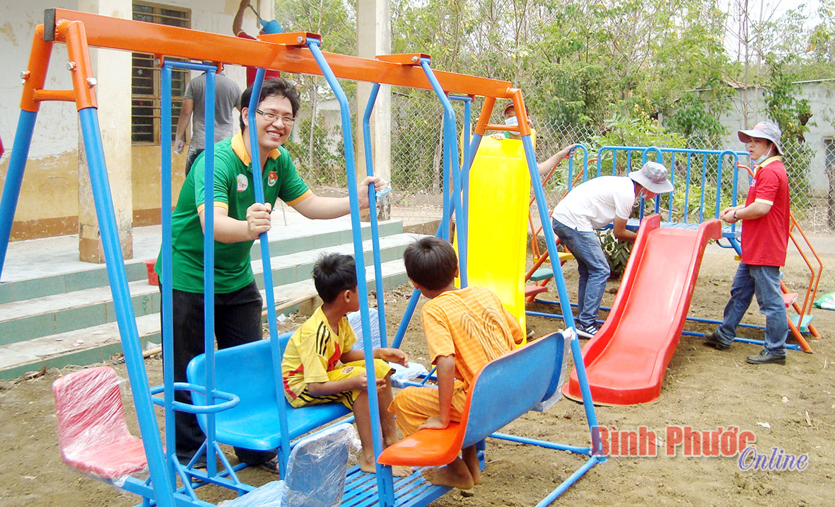 Sức trẻ hướng về biên giới