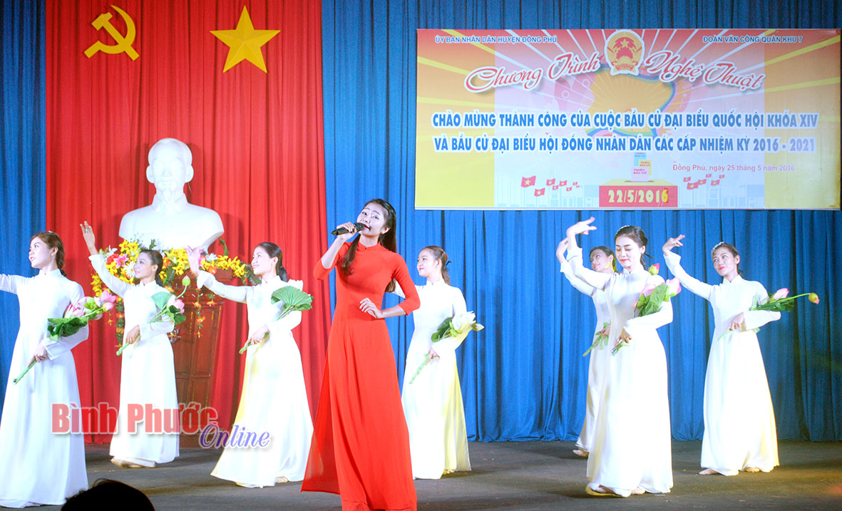 Đoàn văn công Quân khu 7 biểu diễn văn nghệ chào mừng thành công cuộc bầu cử