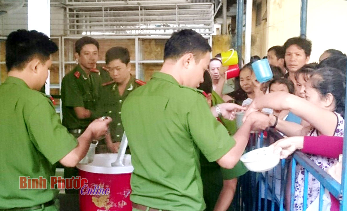 Trao tay 100 phần cháo nghĩa tình