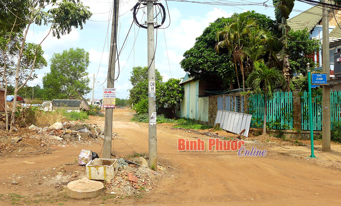 Hai cột điện bị &ldquo;bỏ qu&ecirc;n&rdquo; giữa ng&atilde; ba