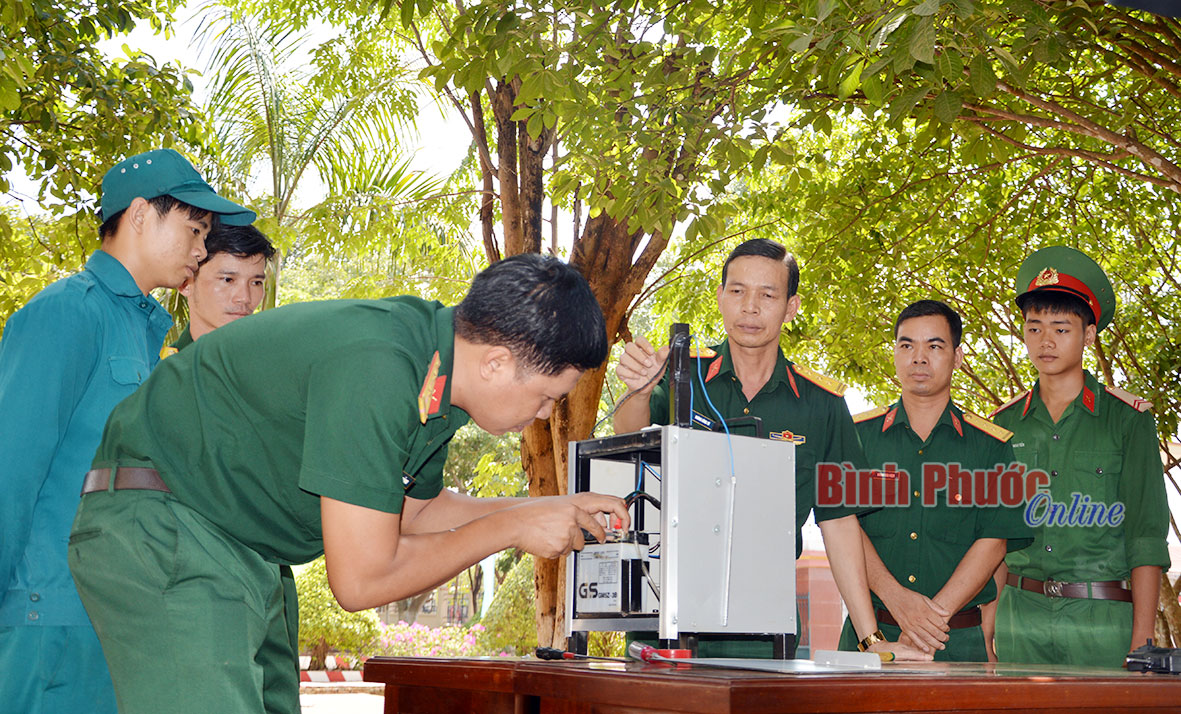 Trung úy Phạm Ngọc Cảnh say mê sáng tạo