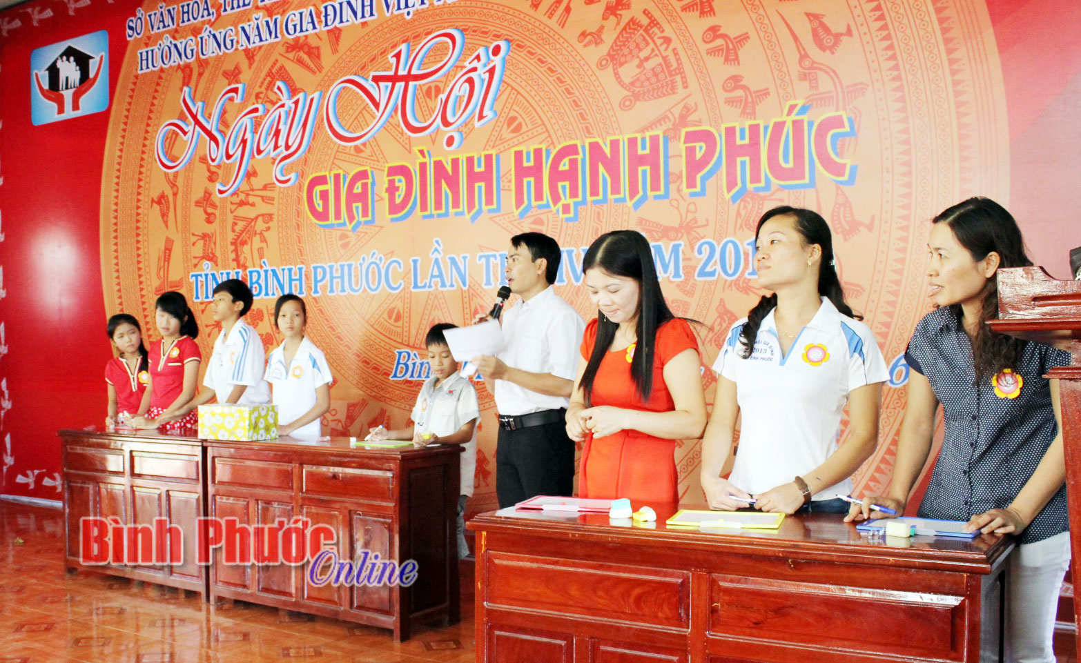 “Chung tay xóa bỏ bạo lực đối với phụ nữ và trẻ em gái”