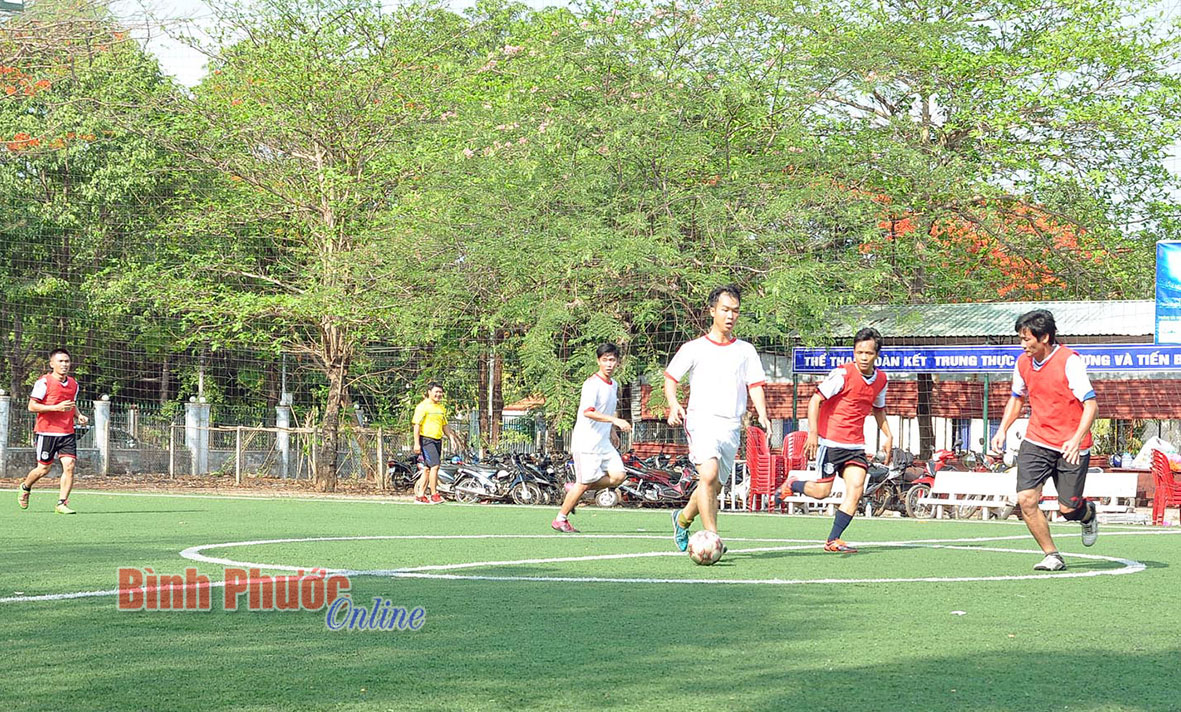 Sôi nổi giải bóng đá chào mừng Ngày khoa học và công nghệ Việt Nam