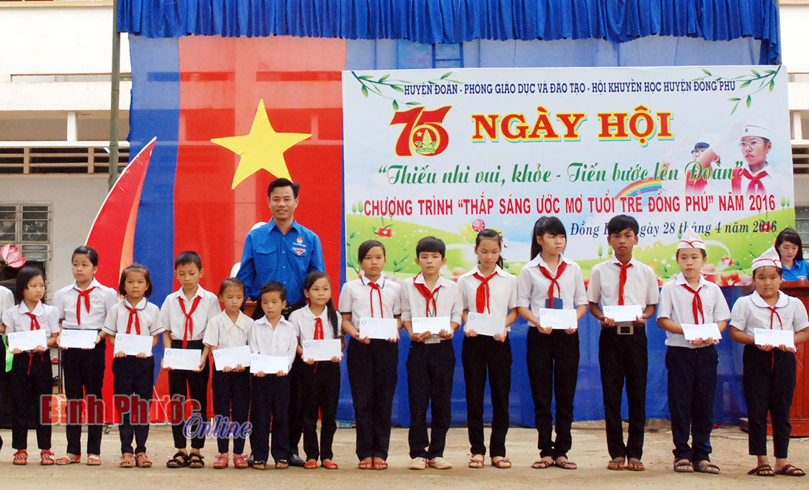 Đồng Phú: Trao học bổng cho 54 học sinh