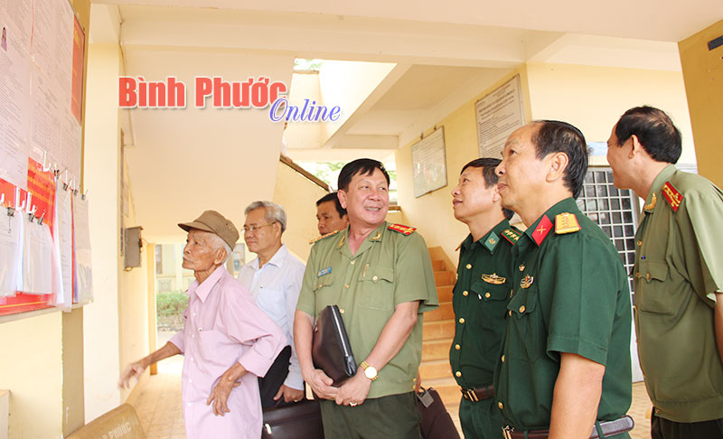 Chủ tịch, Ph&oacute; chủ tịch Ủy ban bầu cử tỉnh kiểm tra c&ocirc;ng t&aacute;c chuẩn bị bầu cử tại Hớn Quản, B&ugrave; Đốp, Lộc Ninh