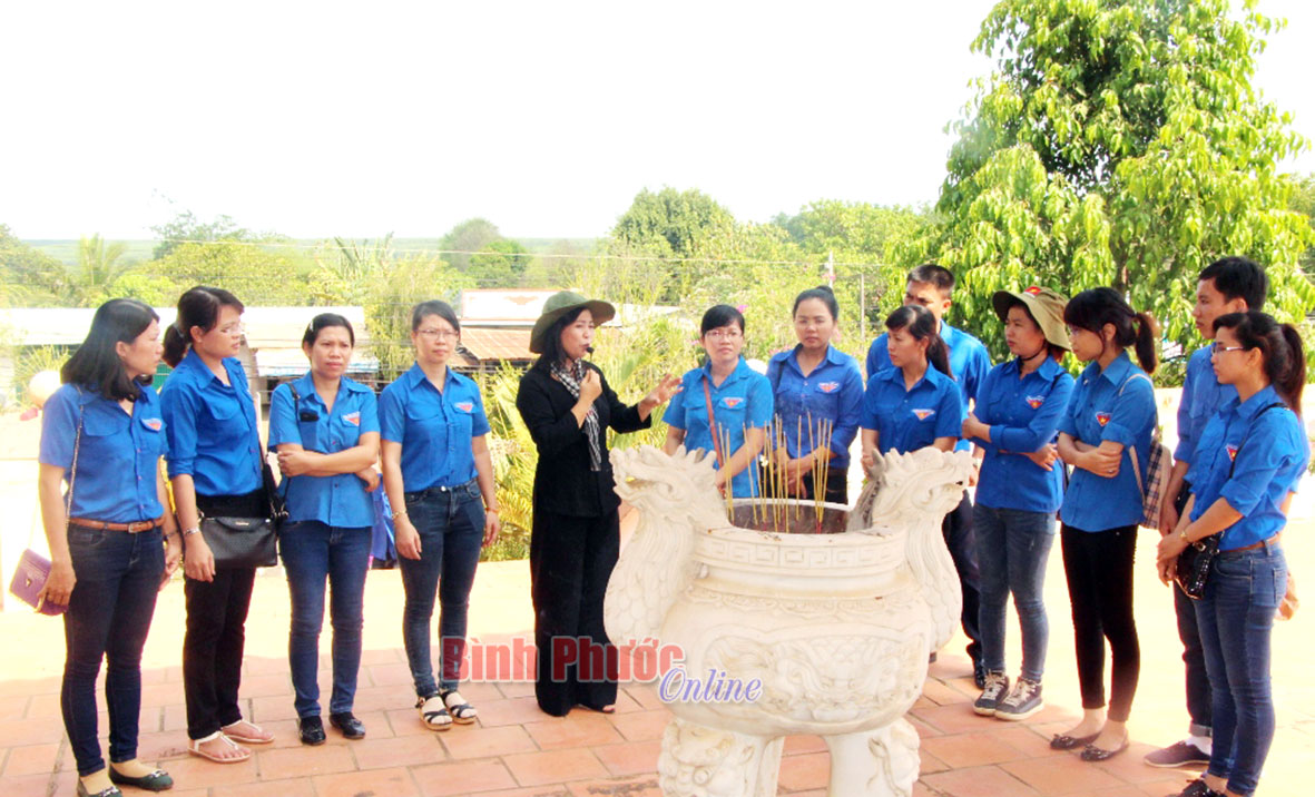 Chi đoàn Báo Bình Phước về nguồn thăm các di tích lịch sử