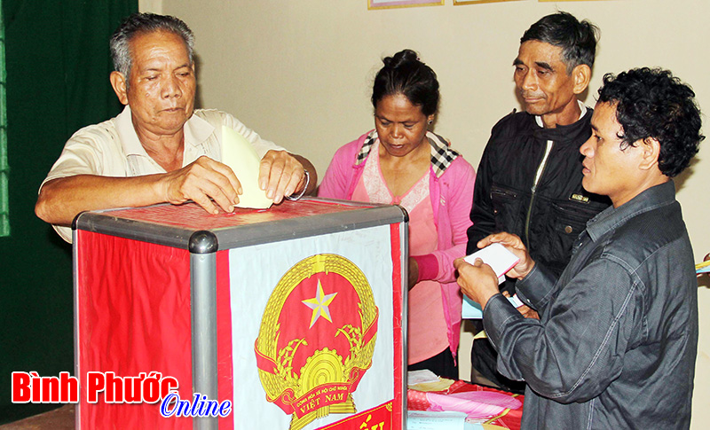 Cử tri huyện bi&ecirc;n giới, d&acirc;n tộc thiểu số B&ugrave; Gia Mập hăng h&aacute;i đi bầu