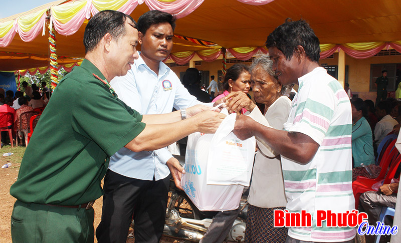 Bộ đội biên phòng Bình Phước tặng quà và khám bệnh, phát thuốc cho 400 người dân xã Pithanu