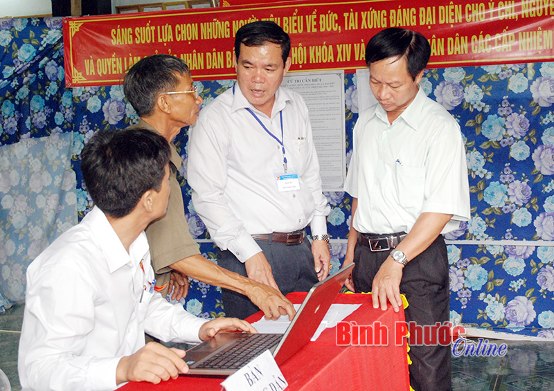 Đến 11 giờ, nhiều điểm bầu cử ở huyện Đồng Ph&uacute; đạt tr&ecirc;n 90% cử tri bỏ phiếu