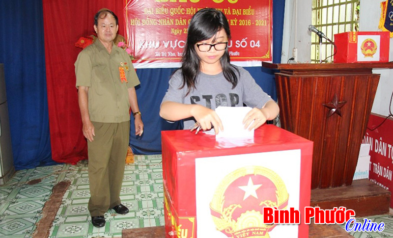 Kết th&uacute;c buổi s&aacute;ng, huyện Ph&uacute; Riềng c&oacute; tr&ecirc;n 90% cử tri đi bỏ phiếu