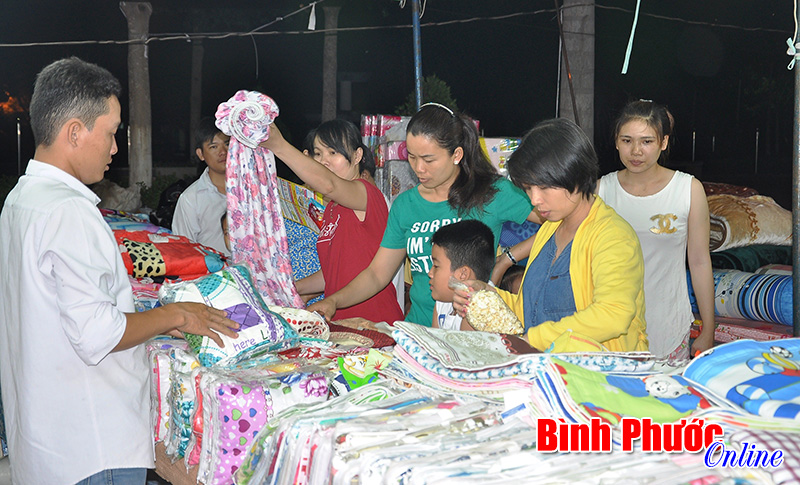 Sôi động phiên chợ đưa hàng Việt về biên giới huyện Bù Đốp