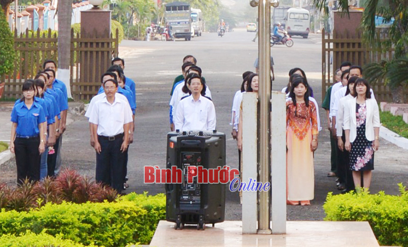 Đồng loạt ch&agrave;o cờ s&aacute;ng thứ hai tuần đầu ti&ecirc;n của th&aacute;ng