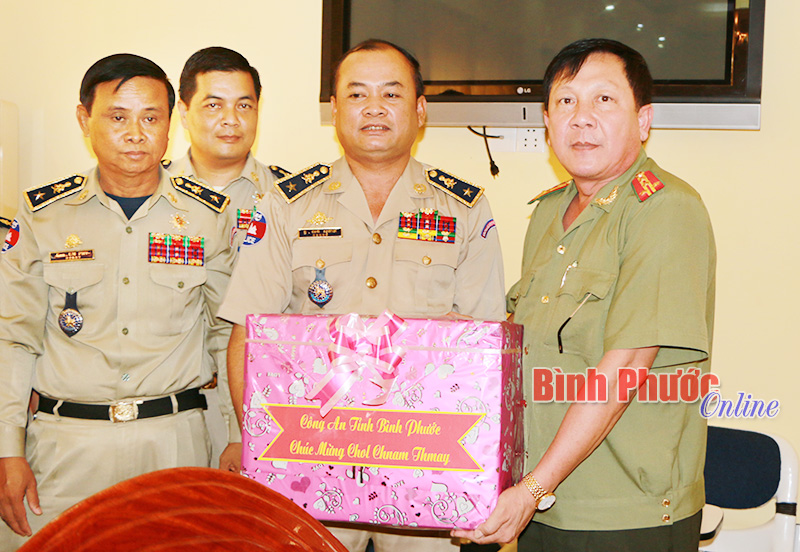 L&atilde;nh đạo C&ocirc;ng an B&igrave;nh Phước ch&uacute;c tết Ch&ocirc;l Chnăm Thm&acirc;y c&ocirc;ng an 3 tỉnh v&agrave; C&ocirc;ng an khu vực 2, Vương quốc Campuchia
