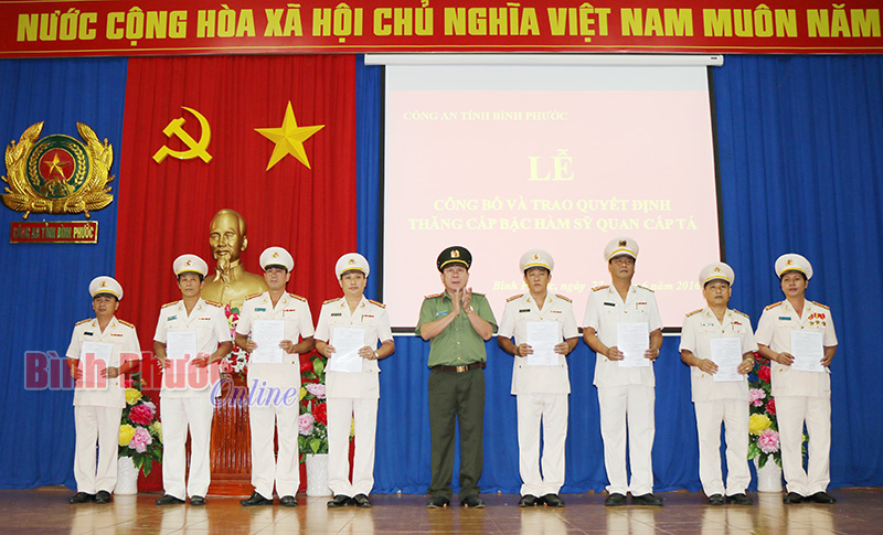 C&ocirc;ng an tỉnh trao quyết định thăng qu&acirc;n h&agrave;m cấp t&aacute; cho 701 sĩ quan