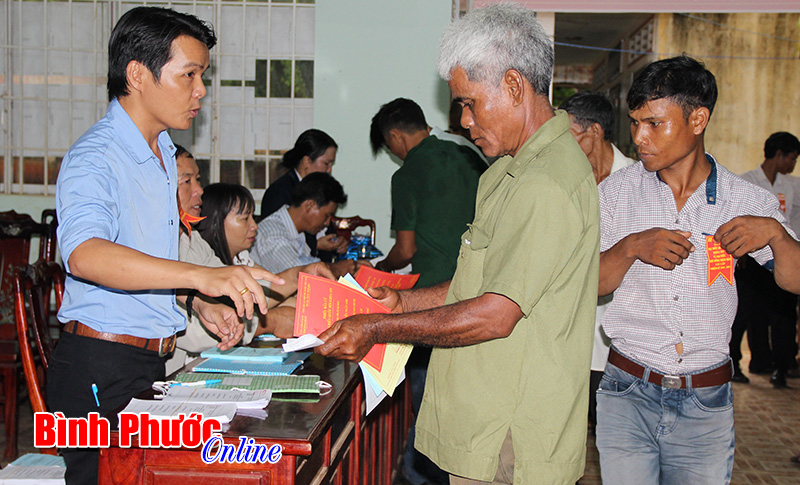 Cử tri x&atilde; An Khương đội mưa đi bầu cử