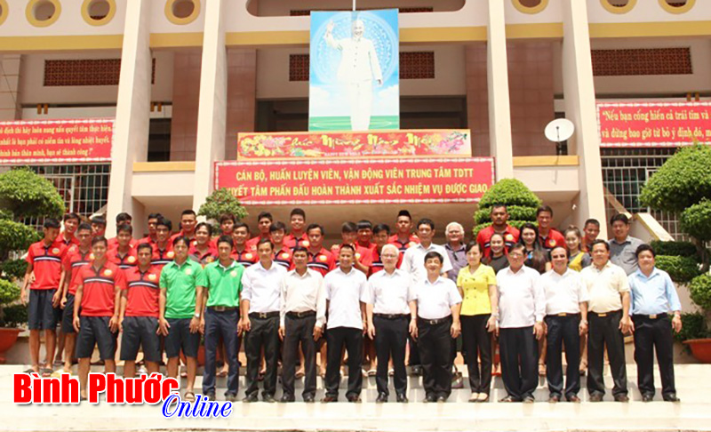 Bí thư Tỉnh ủy thăm, động viên tinh thần CLB bóng đá Bình Phước