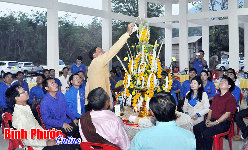 Độc đ&aacute;o lễ buộc chỉ cổ tay của người L&agrave;o