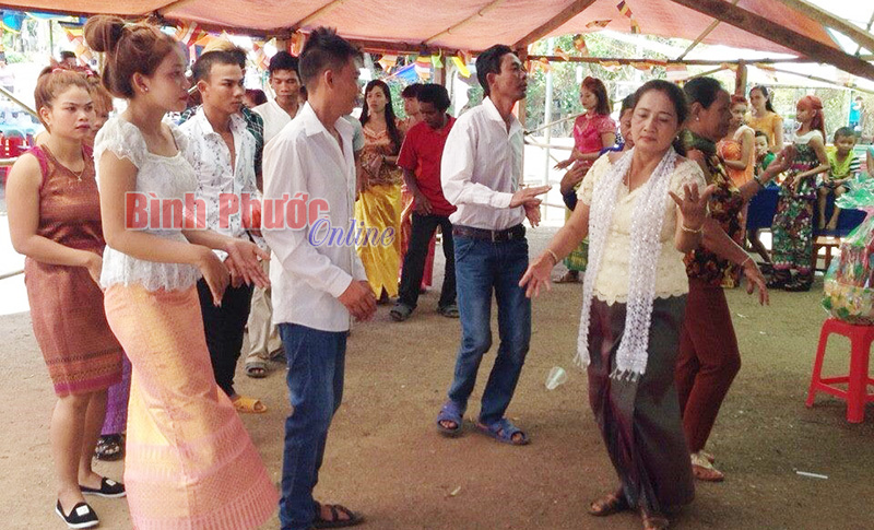 L&atilde;nh đạo huyện B&ugrave; Đốp thăm, tặng qu&agrave; ch&uacute;c tết đồng b&agrave;o Khơ me