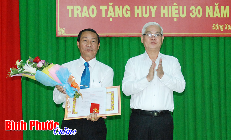Đồng ch&iacute; Nguyễn Văn Dũng, Trưởng ban Tổ chức Tỉnh ủy được trao Huy hiệu 30 năm tuổi Đảng