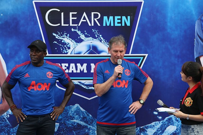 Cơ hội ra sân cùng hai huyền thoại Manchester United vào tháng Sáu