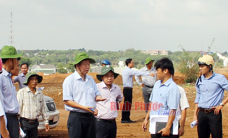 Ph&oacute; chủ tịch UBND tỉnh Huỳnh Anh Minh kiểm tra tiến độ thực hiện một số dự &aacute;n tr&ecirc;n địa b&agrave;n Đồng Xo&agrave;i