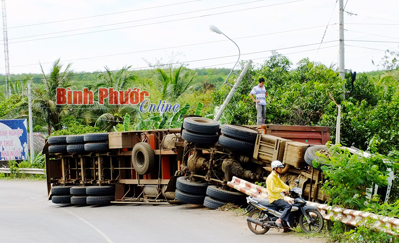 Thiết lập đường d&acirc;y n&oacute;ng về an to&agrave;n giao th&ocirc;ng để xử l&yacute; th&ocirc;ng tin do người d&acirc;n phản &aacute;nh