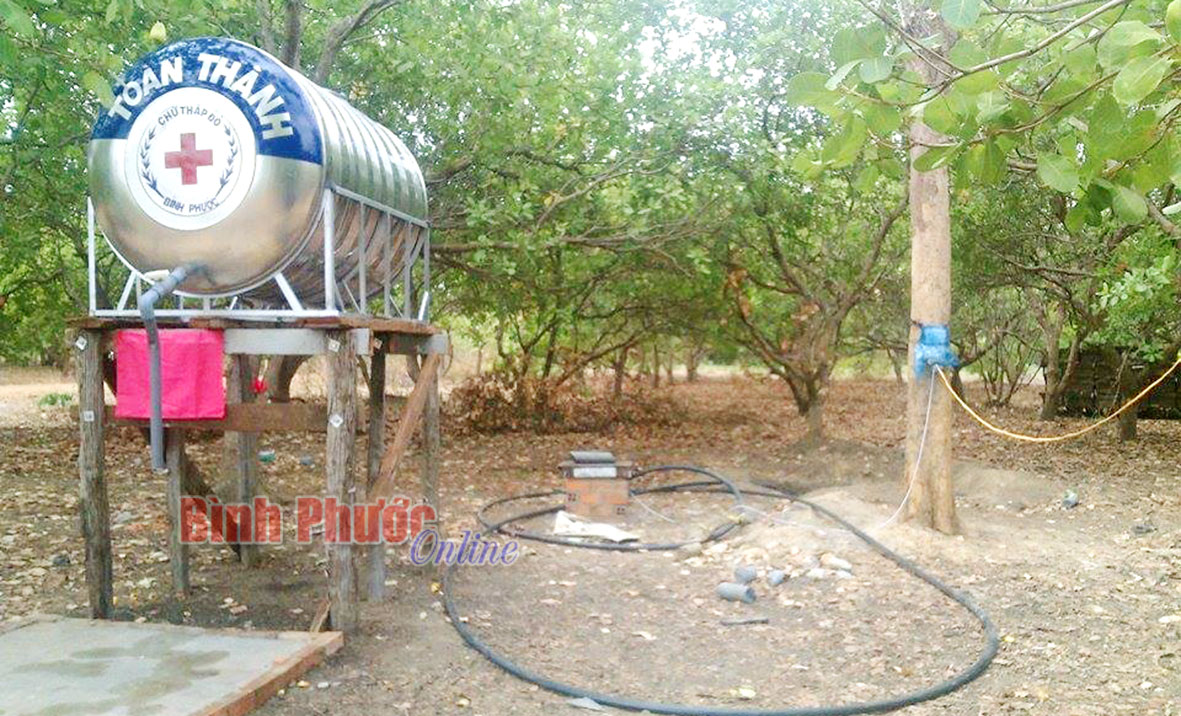 Người dân khu định canh - định cư ấp Cần Lê đón nhận giếng sinh hoạt tập thể