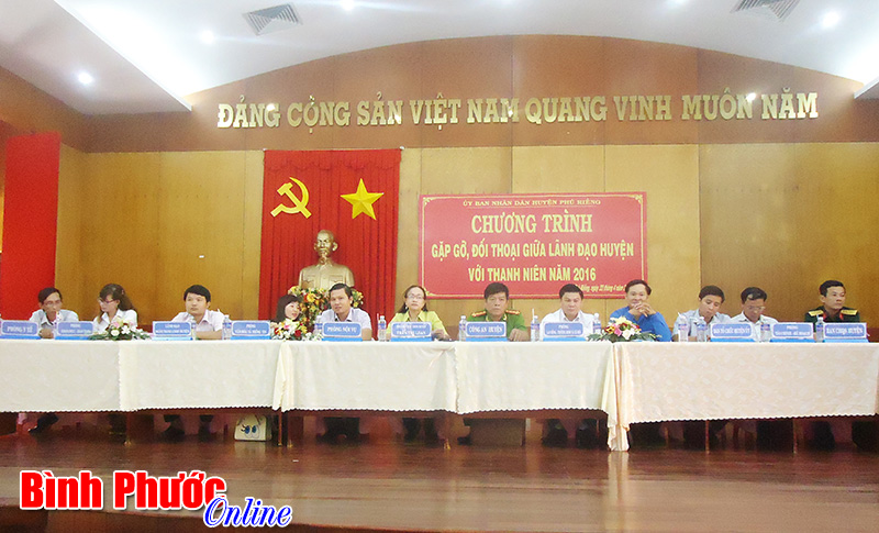 L&atilde;nh đạo huyện Ph&uacute; Riềng gặp gỡ, đối thoại với thanh ni&ecirc;n