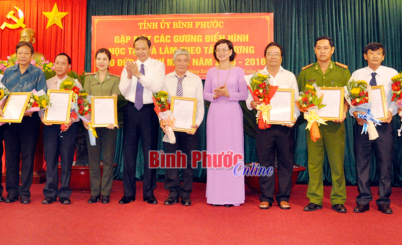 Tỉnh ủy tổ chức gặp mặt 44 điển h&igrave;nh ti&ecirc;n tiến học v&agrave; l&agrave;m theo B&aacute;c