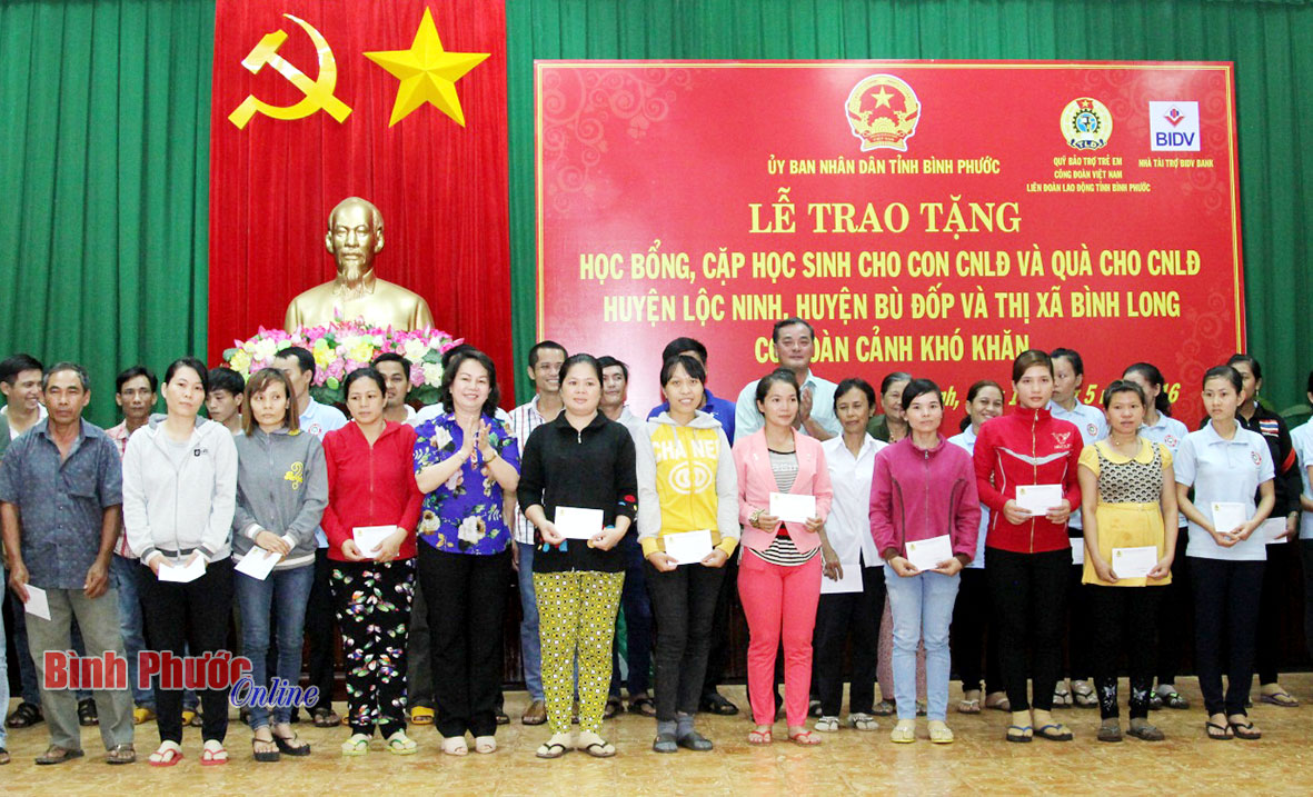 Nhiều phần quà tặng người lao động các huyện Lộc Ninh, Bù Đốp, thị xã Bình Long