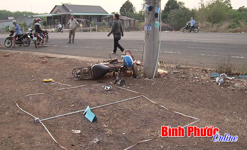 Tử vong v&igrave; đ&acirc;m v&agrave;o trụ điện