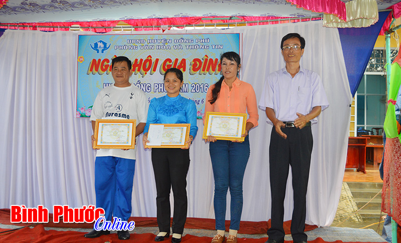 22 gia đ&igrave;nh ti&ecirc;u biểu dự Ng&agrave;y hội gia đ&igrave;nh huyện Đồng Ph&uacute;